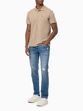 POLO CKJ MASC MC OMEGA CAQUI CLARO