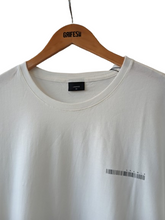 CAMISETA MC ASSINATURA ARAMIS BARCODE OFF WHITE