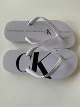 CHINELO MAS CKJ LOGO CORRIDO CK BRANCO