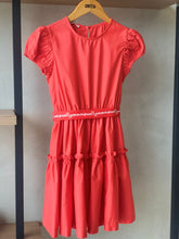 VESTIDO EM TRICOLONE COM FAIXA VERMELHO