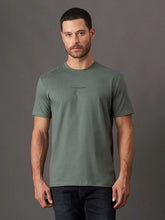 CAMISETA CKJ MAS ML LOGO CENTRALIZADO VERDE MEDIO