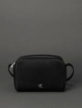 BOLSA CKJ FEM CAMERA BAG RIB EM PU PRETO