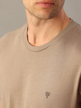 CAMISETA CKJ MAS MC OMEGA PEITO CAQUI MEDIO