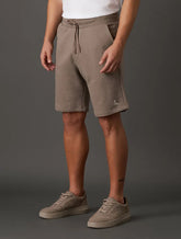 BERMUDA CKJ MAS MOLETOM RE ISSUE CAQUI MEDIO