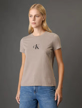 BLUSA CKJ FEM MC REISSUE CENTRALIZADO CAQUI MEDIO