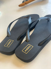 CHINELO MAS QUADRADO AERO AEROPOSTALE PRETO/OURO