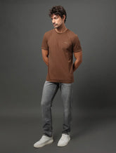 CAMISETA MAS MC CKJ LOGO BASICO PEITO MARROM