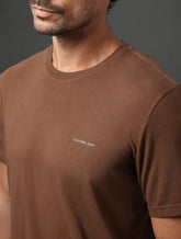 CAMISETA MAS MC CKJ LOGO BASICO PEITO MARROM