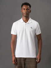 POLO CKJ MASC MC LOGO RE ISSUE PEITO BRANCO