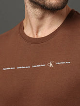 CAMISETA CKJ MAS MC LOGO CALVIN KLEIN CK MARROM