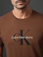 CAMISETA MC MAS CKJ RE ISSUE MARROM