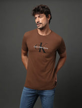 CAMISETA MC MAS CKJ RE ISSUE MARROM