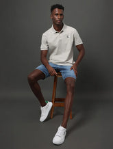 POLO CKJ MASC MC LOGO RE ISSUE PEITO CAQUI CLARO