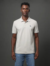 POLO CKJ MASC MC LOGO RE ISSUE PEITO CAQUI CLARO