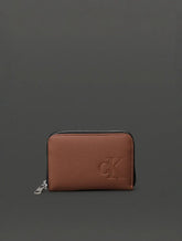 CARTEIRA CKJ FEM PEQUENA QUEIMA CK HAVANA