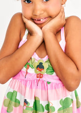 CONJ FEM DANCANDO ENTRE FLORES ALPHABETO ROSA/BRANCO