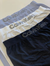 KIT 03 CUECAS CKJ LOW RISE TRUNK S COST PRETO/BRANCO/AZUL CLARO