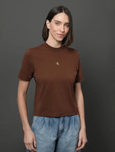 BLUSA CKJ FEM MC RIB C LOGO RELEVO MARROM