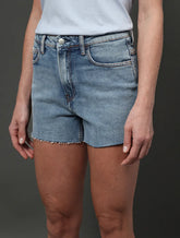 SHORTS CKJ FEM JNS CINT ALTA BARRAS FIO AZUL CLARO