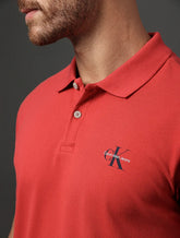 POLO CKJ MASC MC LOGO RE ISSUE PEITO VERMELHO