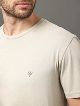 CAMISETA CKJ MAS MC OMEGA PEITO CAQUI CLARO