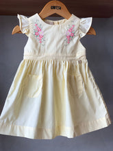 VESTIDO BABY TRICOLINE COM BORDADO AMARELO CLARO