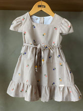 VESTIDO RODADO TRICOLINE BORDADA E FLOR AMARELO MEDIO