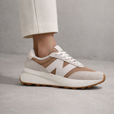 TENIS NB 370 UNISEX NEW BALANCE BEGE/MARROM CLARO