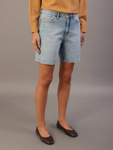 BERMUDA FEM CKJ JEANS ALONGADA 5 POCKETS AZUL CLARO