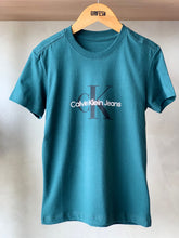 CAMISETA CKJ KIDS MAS LOGO REISSUE PEITO VERDE MEDIO