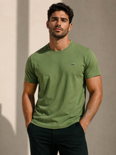 CAMISETA LACOSTE MC MASC BASICA VERDE MUSGO BMY
