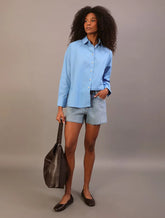 SHORT CKJ FEM JNS 5 POCKETS BARRAS A FIO AZUL CLARO