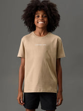 CAMISETA CKJ KIDS MC LOGO CENTRALIZADO CAQUI MEDIO