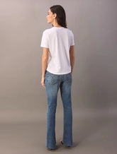 CALCA CKJ FEM JEANS FLARE BARRA A FIO AZUL MEDIO