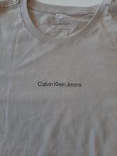 CAMISETA CKJ MAS ML LOGO CENTRALIZADO CAQUI CLARO