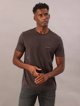 CAMISETA CKJ MAS MC REISSUE PEITO CHUMBO