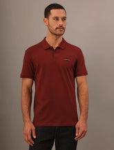 POLO CKJ MASC MC LOGO RE ISSUE PEITO BORDO