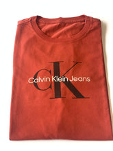 CAMISETA MC MAS CKJ RE ISSUE FERRUGEM