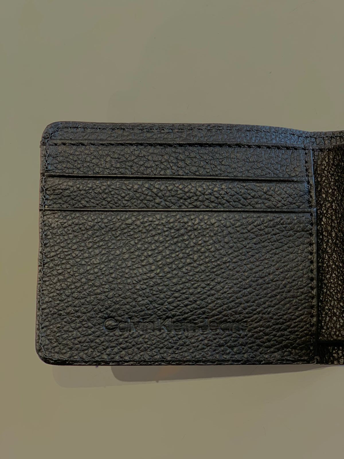 CARTEIRA CKJ MAS MED FLOATER LOGO QUEIMA PRETO