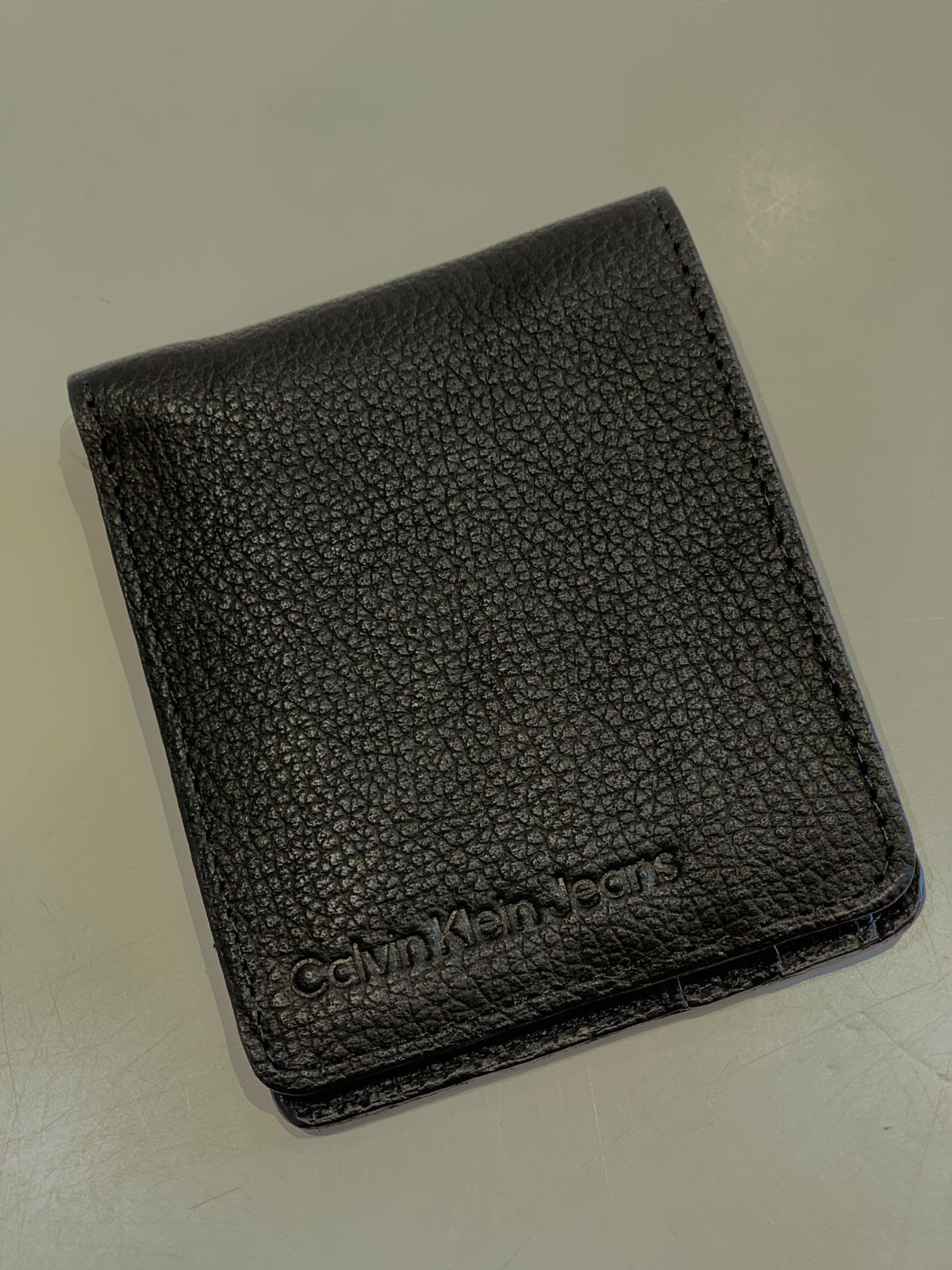 CARTEIRA CKJ MAS MED FLOATER LOGO QUEIMA PRETO