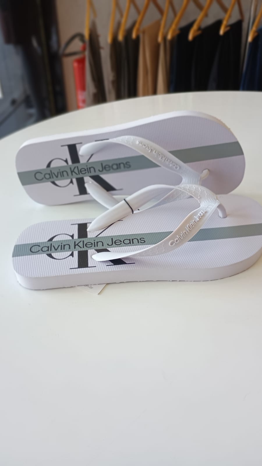 NOVO CHINELO CKJ KIDS MAS RE ISSUE STRIPE BRANCO