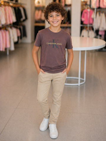 CAMISETA CKJ KIDS MAS LOGO REISSUE PEITO MARROM