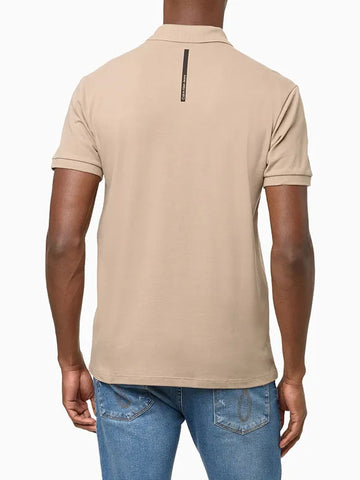 POLO CKJ MASC MC OMEGA CAQUI CLARO