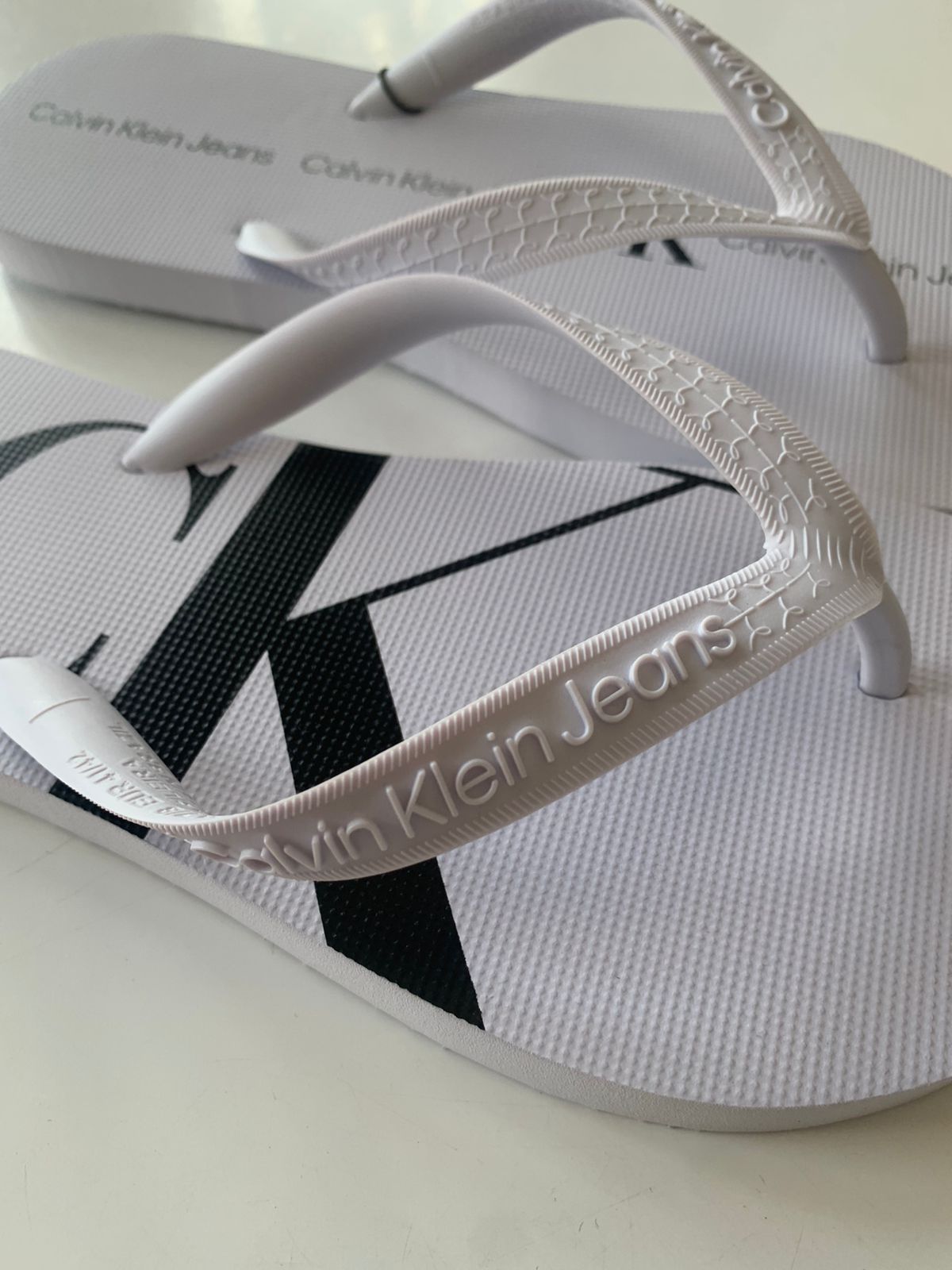 CHINELO MAS CKJ LOGO CORRIDO CK BRANCO