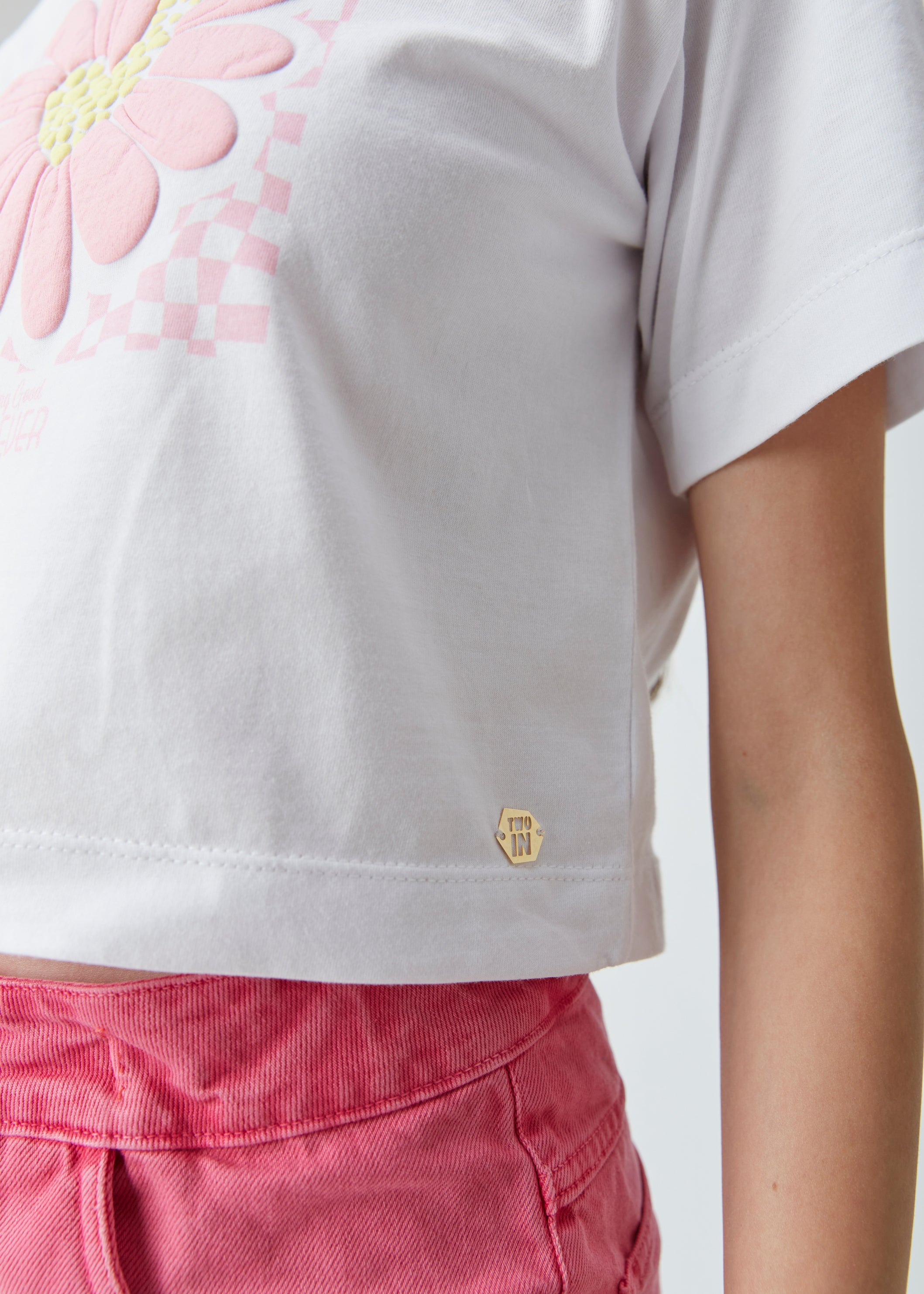 T-SHIRT FEM CROPPED MALHA ALG EST FLOR BRANCO