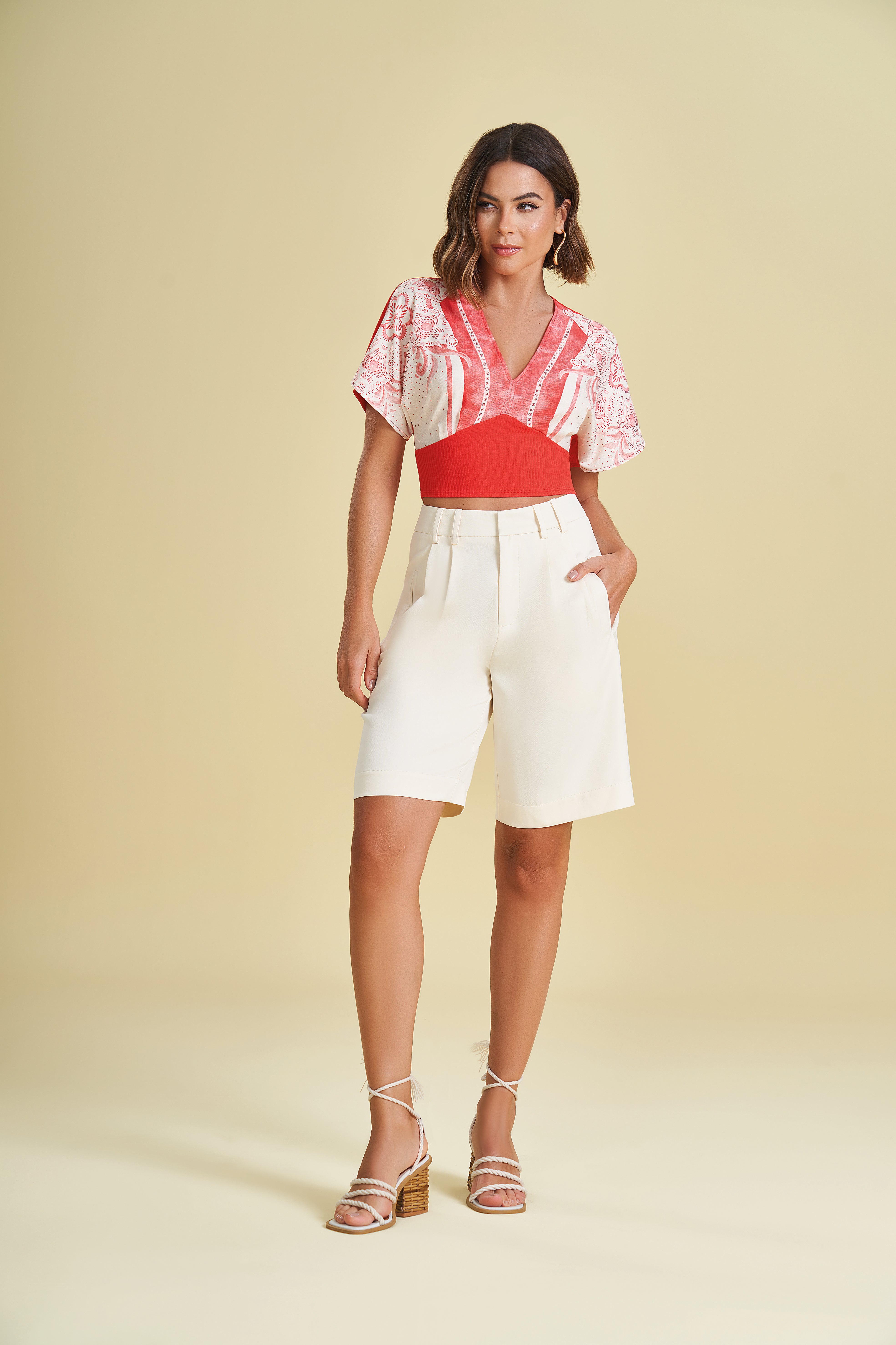 BERMUDA FEM EM PLANO ALFAIATARIA OFF WHITE