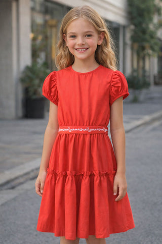 VESTIDO EM TRICOLONE COM FAIXA VERMELHO