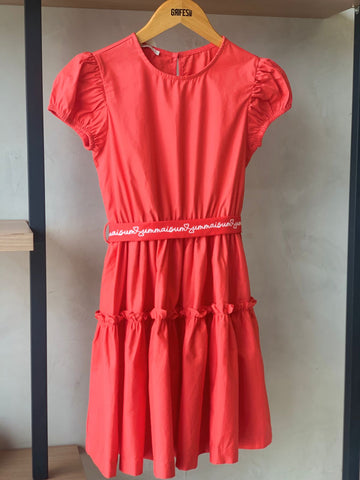 VESTIDO EM TRICOLONE COM FAIXA VERMELHO