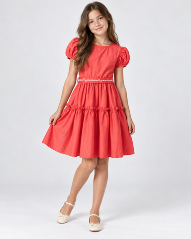 VESTIDO EM TRICOLONE COM FAIXA VERMELHO