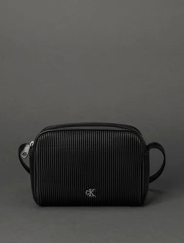 BOLSA CKJ FEM CAMERA BAG RIB EM PU PRETO